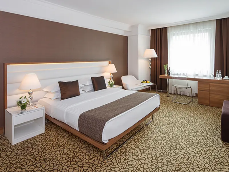 Das komfortable Richmond Hotel liegt direkt an der bekannten Istiklal Caddesi, ca. einen Kilometer vom Taksimplatz entfernt und verfügt über 103 Zimmer. Diese sind mit Klimaanlage, LCD-TV, WLAN, Minibar, Safe und Föhn ausgestattet. Zu den Annehmlichkeiten zählen ein Restaurant, eine Bar sowie ein Fitnessraum.