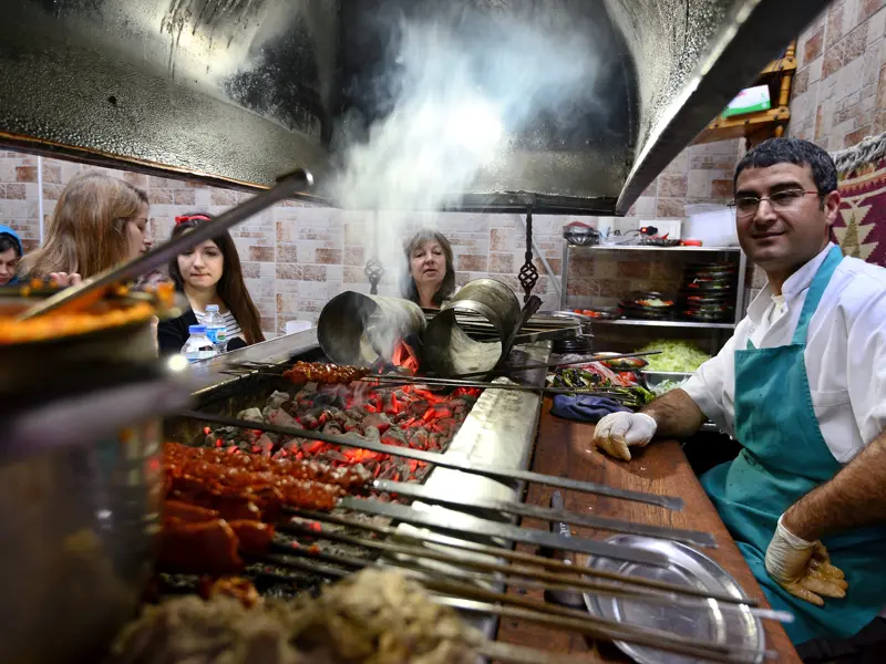 Authentisches lokales Essen vom Grill. Probieren Sie das typische Adana Kebap auf Ihrer Tour durch Istanbul!