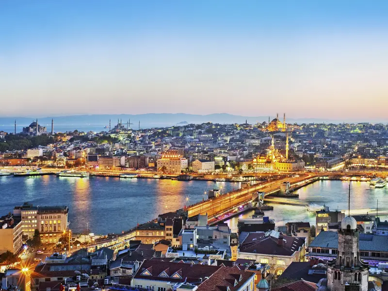 Genießen Sie bei Ihrer individuellen Städtereise den Ausblick von einer der schönen Dachterrassen auf die beleuchtete Stadt Istanbul mit ihren Sehenswürdigkeiten. Ihr lokaler Guide gibt Ihnen gerne einen Tipp!