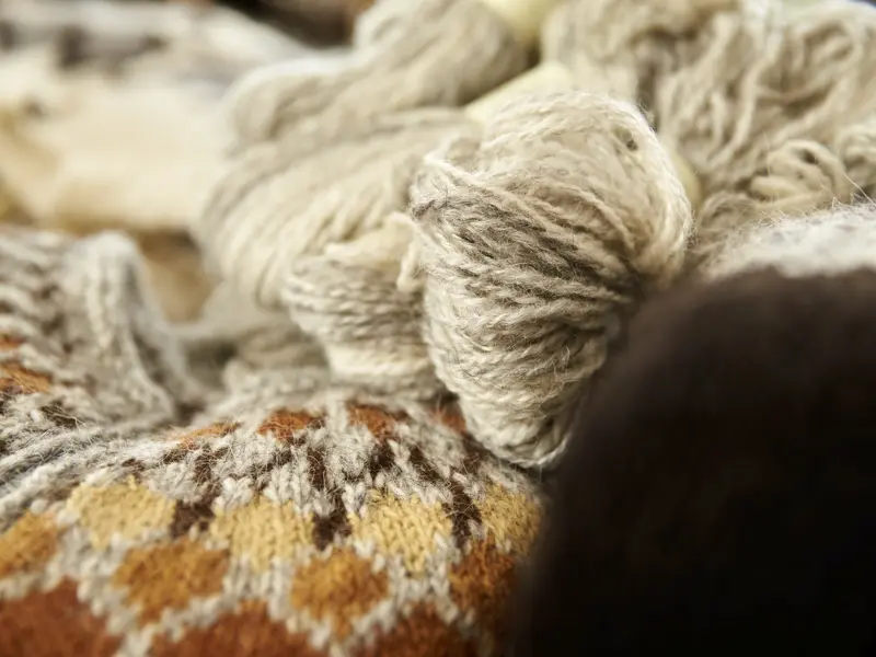 Aus der berühmten weichen Wolle der kälteresistenten Islandschafe, die uns auf unserer Rundreise begegnen, werden robuste Kleidungsstücke gestrickt.