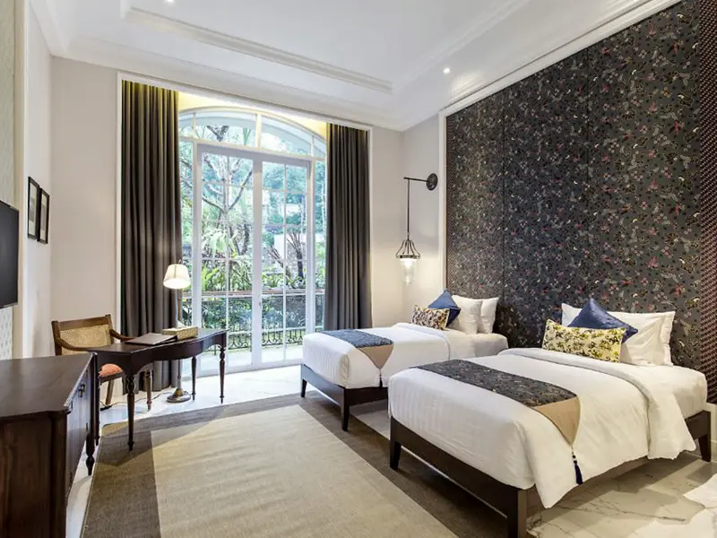 Das Hotel befindet sich ca. einen Kilometer vom Borobudur-Tempel entfernt. Vom Hotel aus haben Sie ein wunderschönes Panorama auf die umliegenden Berge. Zu den Einrichtungen des Hotels gehören zwei Restaurants und eine Bar mit Lounge, ein Spa, ein Swimmingpool sowie ein Fitnessraum. Alle 75 Zimmer sind mit einem LCD TV, einer Minibar, Tee- und Kaffeezubereiter sowie Safe und WIFI ausgestattet.