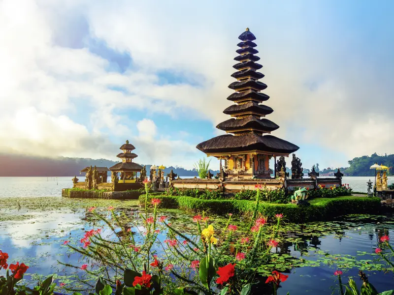 Ihre individuelle Rundreise durch Indonesien führt Sie auf Bali zum Bratansee mit dem Wassertempel Ulun Danu, berühmt für die beiden Schreine auf vorgelagerten Inseln.