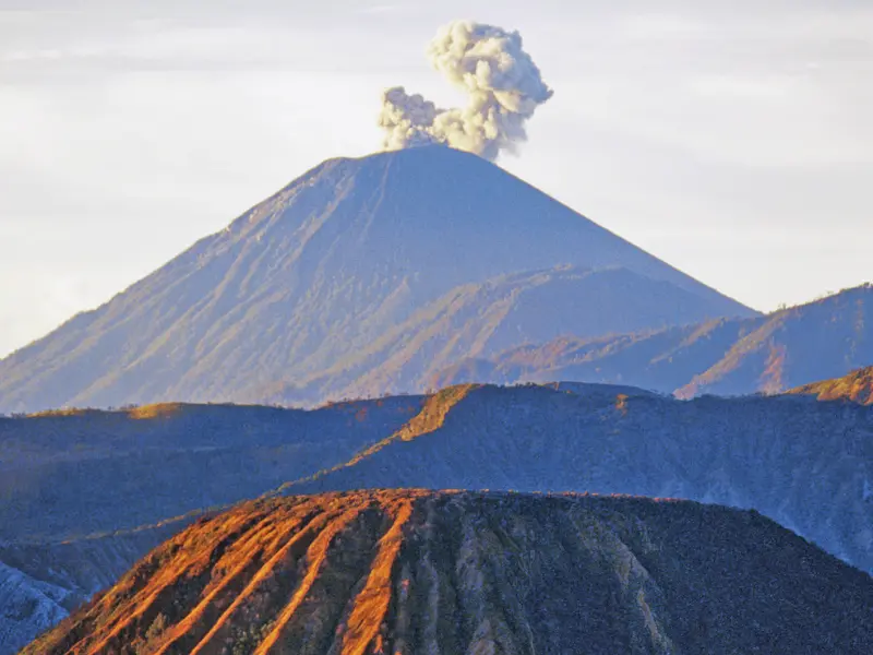 Am 5. Tag Ihrer individuellen Rundreise durch Indonesien 
erklimmen Sie den Mount Bromo und genießen den Sonnenaufgang am Kraterrand. Nach einem weiteren kurzen Aufstieg können Sie dem aktivsten Vulkan auf Java dann in den Höllenschlund blicken.