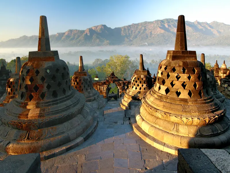 Ihre individuelle Rundreise durch Indonesien führt Sie auch zur größten buddhistischen Tempelanlage der Welt, Borobudur auf Java. Besonders magisch bei Sonnenaufgang.