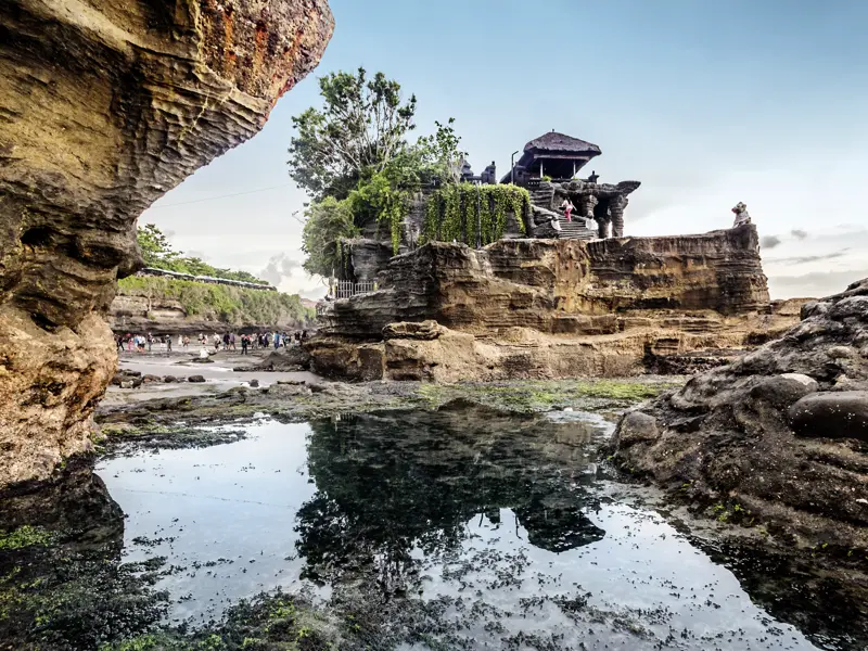 Auf Ihrer individuellen Rundreise durch Indonesien steht auf Bali natürlich auch der Besuch des Tempels Tanah Lot auf dem Programm - der auf einem Felsvorsprung gelegene Meerestempel wird bestimmt auch Sie verzaubern.