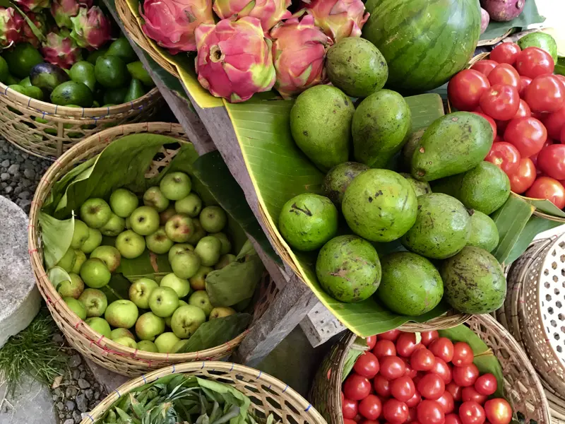 Auf Ihrer individuellen Rundreise durch Indonesien bleibt auf Bali bestimmt auch Zeit für einen Bummel über den Markt mit Körben voller buntem Obst und Gemüse.