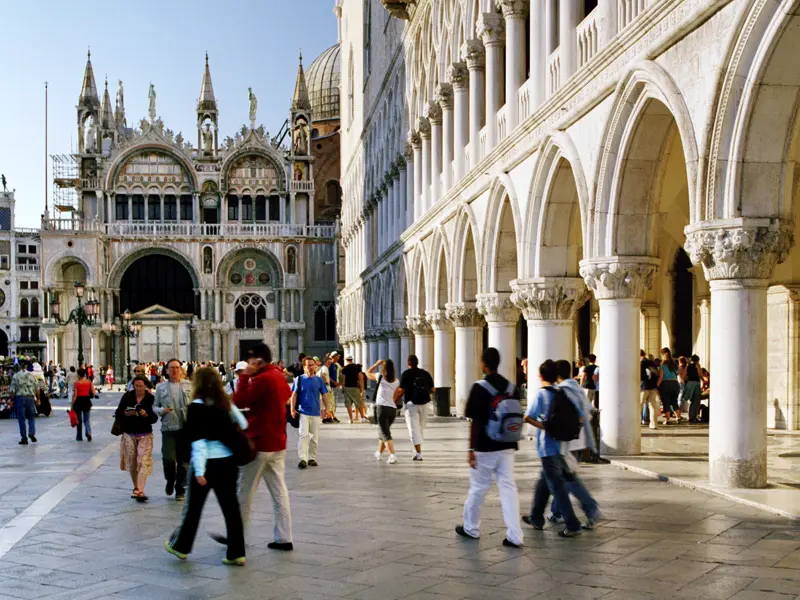 Bei Ihrem Rundgang durch Venedig schlendern Sie auch über die Piazetta San Marco, wo man den Dogenpalast und den Markusdom gemeinsam im Blick hat.