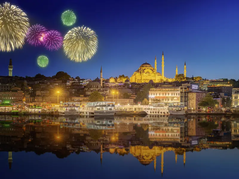 Mit einem farbenfrohen Feuerwerk über der Hagia Sophia straten wir das neue Jahr in Istanbul