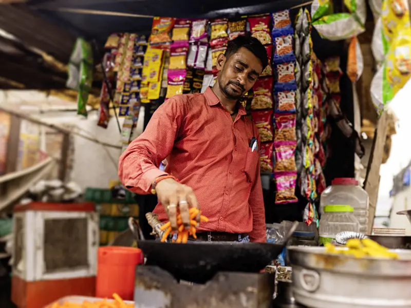 Ein kulinarischer Höhepunkt dieser YOUNG LINE Reise für junge Traveller ist die Streetfood-Tour auf dem Nachtmarkt von Ahmedabad