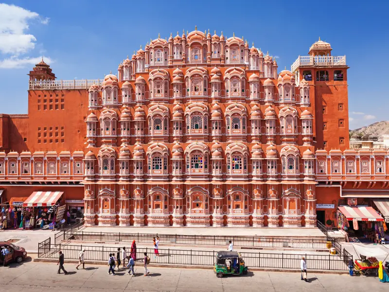 Der Wüstenstaat Rajasthan ist reich an Palästen, aber ein absolutes Highlight ist bis heute der geheimnisvolle Palst der Winde in Jaipur
