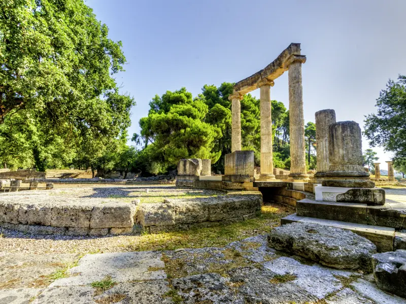 Schon vor 3000 Jahren wetteiferten in Olympia Athleten ¿ wir philosophieren zwischen antiken Säulen und unter schattigen Pinien über die olympische Idee.