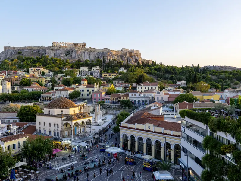 Reiseauftakt in Athen, mit viel Zeit zum Bummeln durch den zauberhaften Stadtteil Anafiotika und der Gelegenheit, der Akropolis einen Besuch abzustatten.