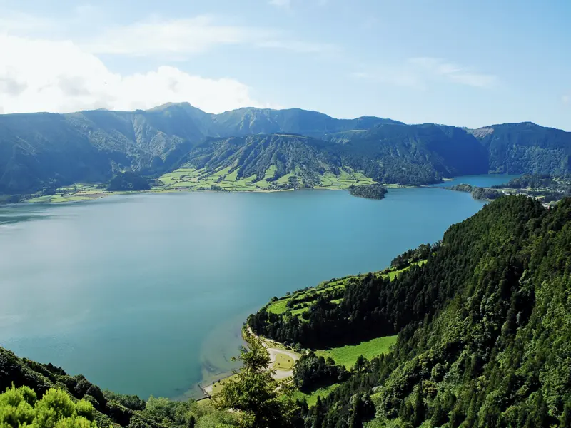 Auf dieser Rundreise mit YOUNG LINE erkunden wir drei der Azoreninseln: üppig grüne Natur, atlantische Städte, Vulkane und Kraterseen.