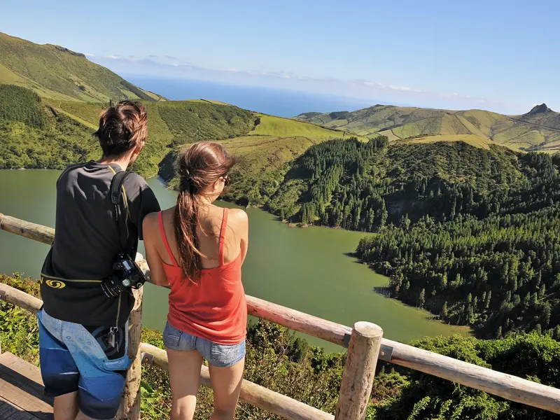 Auf unserer Rundreise zu den Azoren wandern wir durchs Hochland, kraxeln auf Krater und genießen immer wieder die Ausblicke auf Insel und Meer.