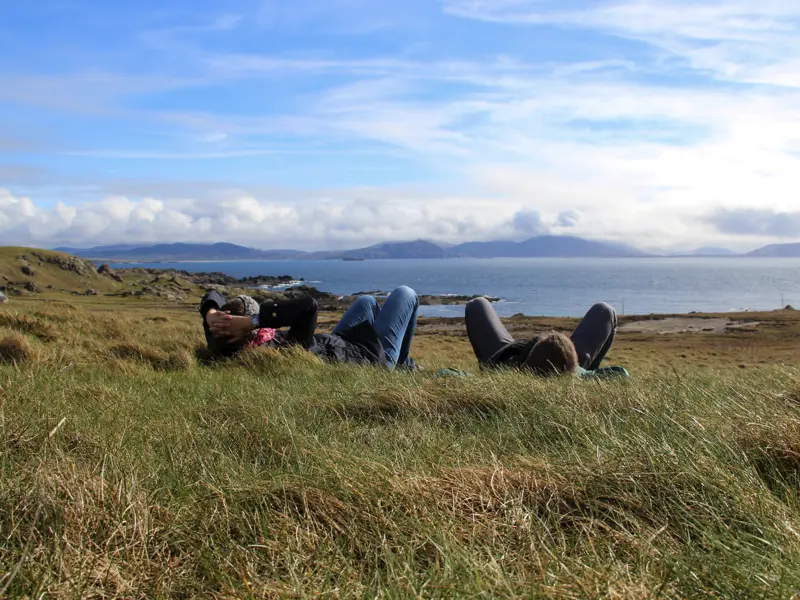 Sich einfach mal auf die Wiese legen, den Atlantik riechen, die Sonne genießen - Urlaubstage in Irland und Nordirland.