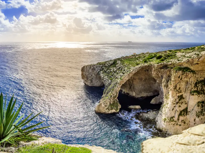 Auf dieser Maltareise mit YOUNG LINE für Singles zwischen 20 und 35 blicken wir von den Klippen hinaus aufs azurblaube Mittelmeer.