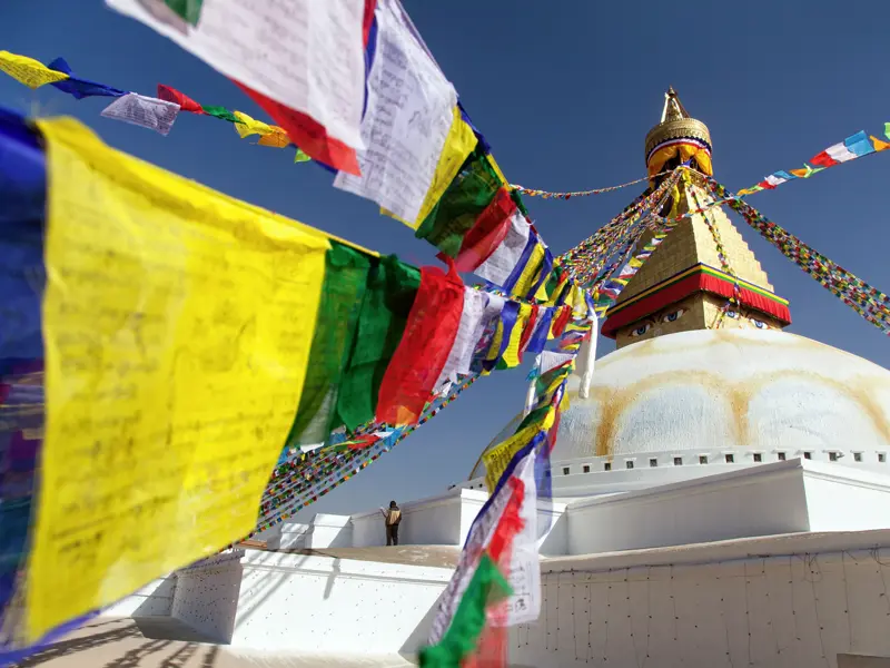Mit dem Marco Polo Scout erkunden wir auf unserer YOUNG LINE Rundreise durch Nepal den Stupa von Bodnath.