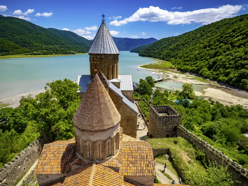 Großartig liegt die Klosterfestung Ananuri im Großen Kaukasus. Ein Highlight unserer Rundreise durch Georgien.