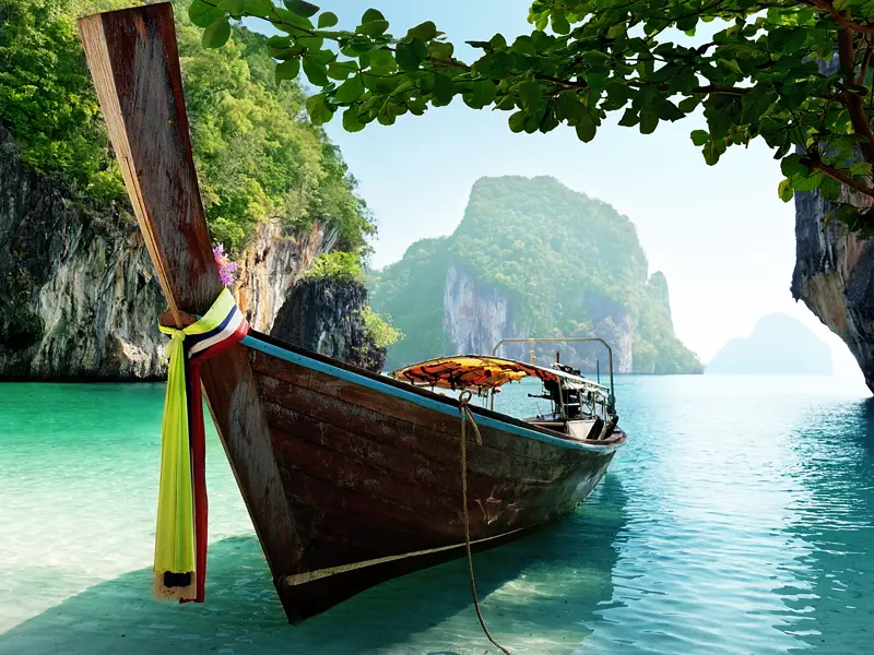 Zum Abschluss unserer YOUNG LINE Rundreise durch Thailand verbringen wir einen Badetag auf der Insel Phuket - Relaxen pur mit Sonne, Strand und Meer.