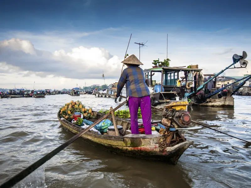 Der Besuch eines schwimmenden Marktes im Mekongdelta steht auch auf dem Programm dieser YOUNG LINE Reise durch Südostasien.