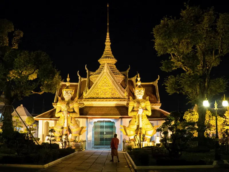 Eins der Highlights in Bangkok auf unserer YOUNG LINE Rundreise durch Südostasien: die nächtliche Radtour durchs Herz der Stadt mit Tausenden Lichtern,Tempeln und Streetfood.