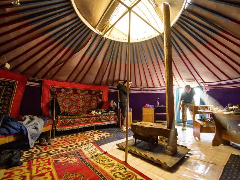 Auf dieser Reise übernachten junge Singles und Alleinreisende vielfach in typischen Jurten, den gemütlichen und geräumigen Zelten der mongolischen Nomaden.