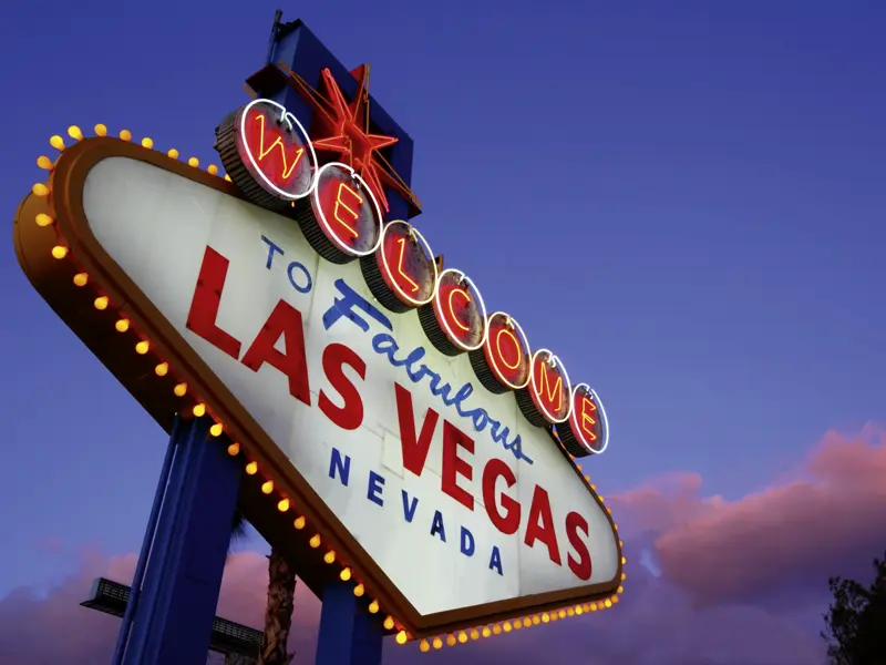 Welcome to Fabulous Las Vegas! Auf unserer YOUNG LINE Reise besuchen wir auch die berühmteste Spielerstadt der USA und bestaunen am legendären Strip das Neonlichtermeer und die perfekten Kopien berühmter Bauwerke.