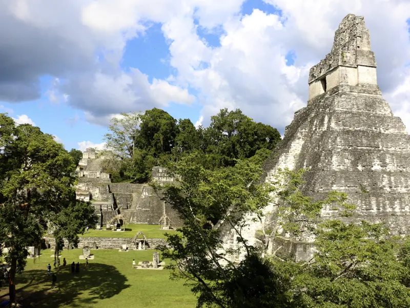 Das Highlight unserer YOUNG LINE Rundreise durch Guatemala ist Tikal - hier versteckt sich eine ganze Stadt im Dschungel.