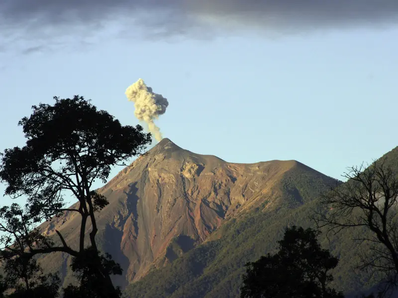 In Antigua beginnt unsere YOUNG LINE Rundreise durch Guatemala. Die ehemalige Hauptstadt mit kolonialem Flair bietet eine beeindruckende Kulisse mit teilweise aktiven Vulkanen wie dem Fuego.