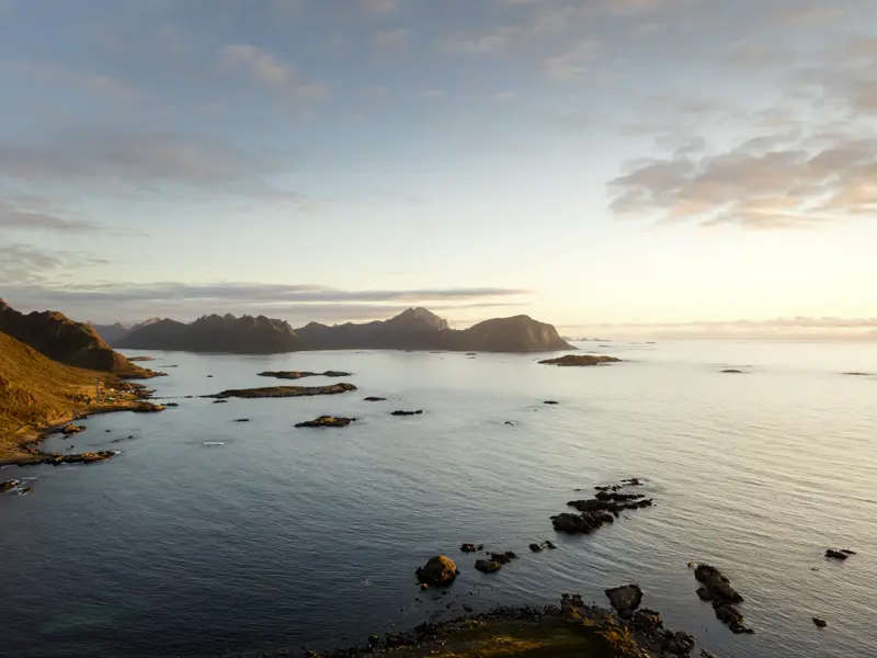 Die Mittsommernacht taucht die Inselgruppe der Lofoten in ein unbeschreibliches Licht.