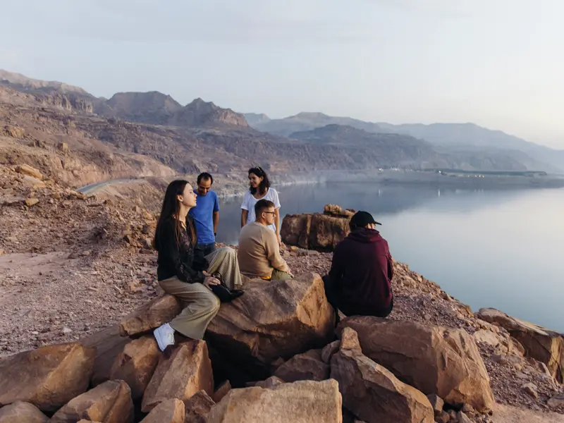 Auf dieser YOUNG LINE Rundreise durch Jordanien finden die Reisenden auch immer wieder Zeit, den Moment in der Natur zu genießen.