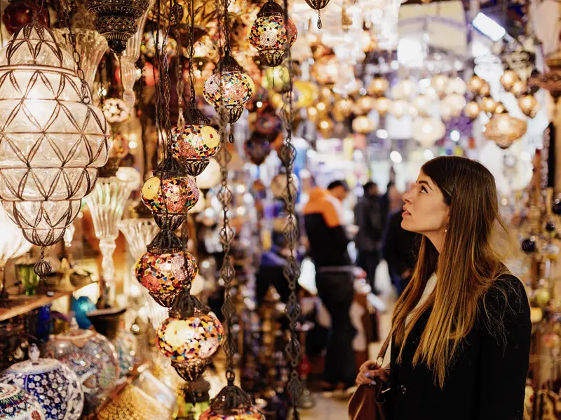 Kein Besuch in Istanbul ohne einen Bummel durch den Basar. Immer ein Blickfang: die vielgestaltigen und farbenfrohen Lampen.
