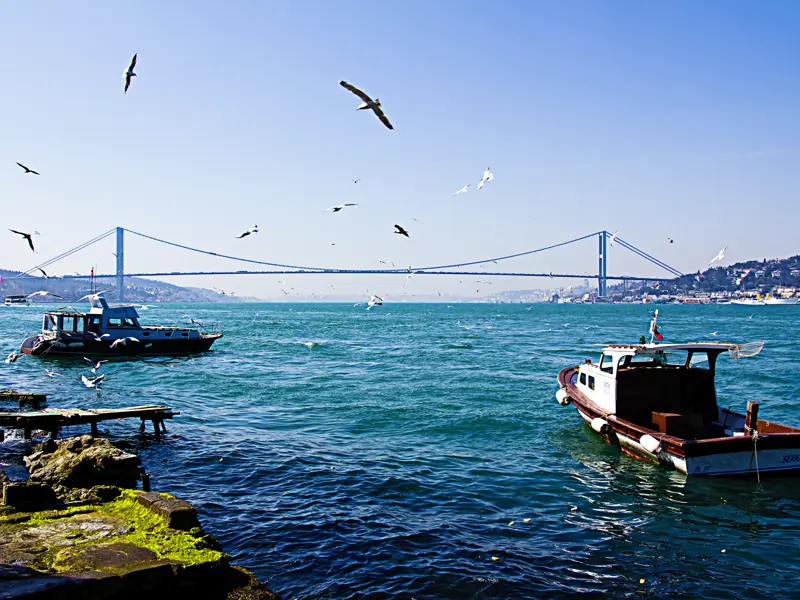 Bei unserer Städtereise Istanbul unternehmen Sie eine Bootsfahrt auf dem Bosporus Richtung Norden bis nach Kadiköy - eine beeindruckende Perspektive auf die Metropole.