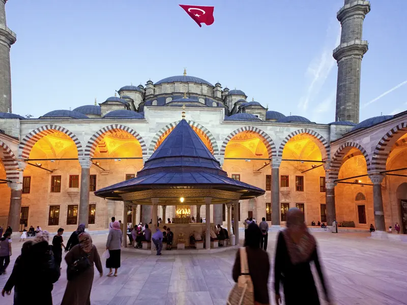 Schöner Innenhof der Fatih-Moschee in Istanbul mit Brunnen.