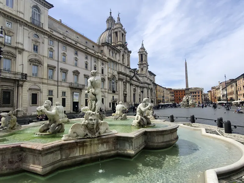 Ein Höhepunkt barocker Architektur und eine der großen städtischen Bühnen Roms: die Piazza Navona - selbstverständlich auch ein Ziel auf Ihrer individuellen Städtereise.
