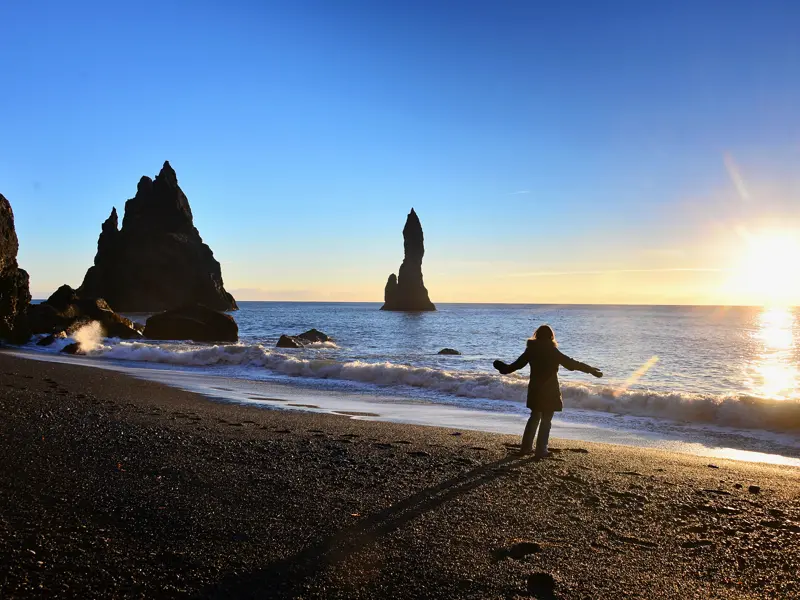 Auf Ihrer individuellen Mietwagenreise durch Island erwartet Sie die besondere Stimmung des Sonnenuntergangs am Meer.