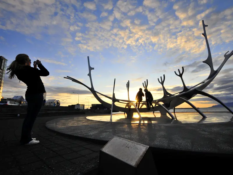 Am Anfang Ihrer individuellen Mietwagenreise durch Island verbringen Sie den ersten Nachmittag in Reykjavik und können die Skulptur Sun Voyager besichtigen.