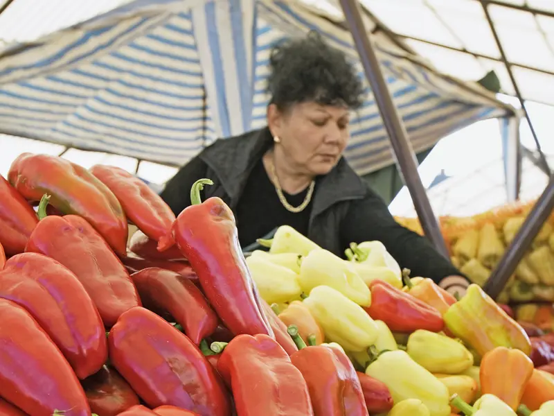 Besuchen Sie bunte Märkte auf Ihrer individuellen Rundreise durch Rumänien und kommen Sie mit den Einheimischen ins Gespräch.