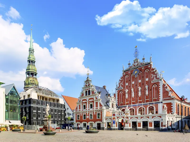 Bei der Rundreise durch Estland, Lettland und Litauen besuchen Sie die lettische Hauptstadt Riga, wo das Schwarzhäupterhaus zu den wichtigsten Sehenswürdigkeiten zählt.