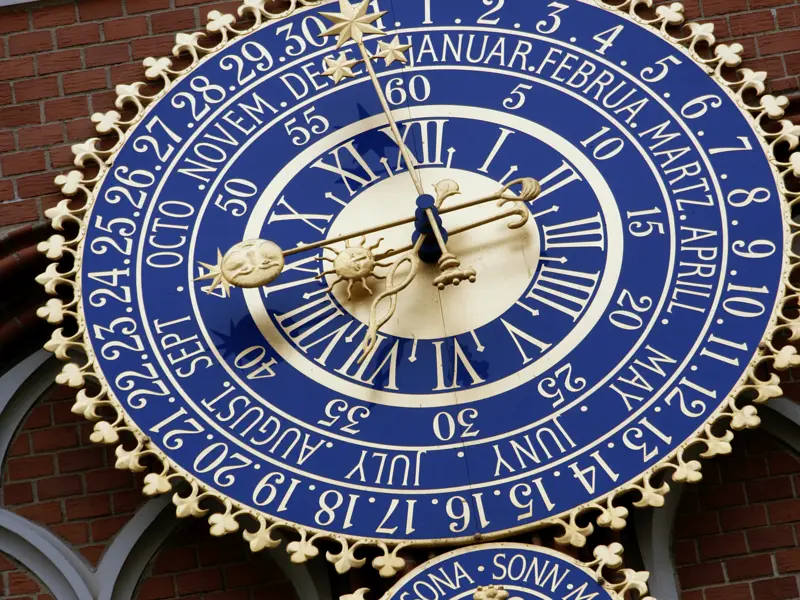 Auf Ihrer individuellen Mietwagen-Rundreise durch das Baltikum sehen Sie in Riga die  astronomische Uhr, die als ewiger Kalender die Fassade des Schwarzhäupterhauses schmückt.