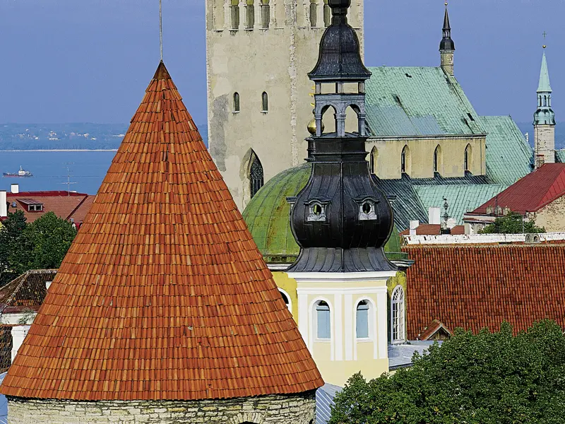 Während Ihrer individuellen Mietwagenreise duch das Baltikum besuchen Sie Tallinn und können von der Stadtmauer einen tollen Blick über die Dächer der Stadt genießen.