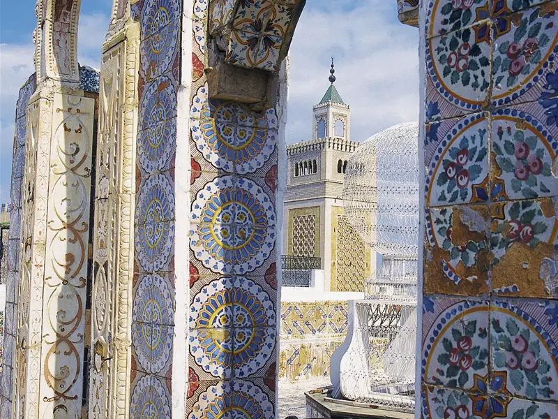 Ihre individuelle Rundreise mit Marco Polo durch Tunesien beginnt in Tunis: Hier haben Sie Zeit, die Highlights der Hauptstadt wie die Zitouna-Moschee auf eigene Faust zu erkunden.