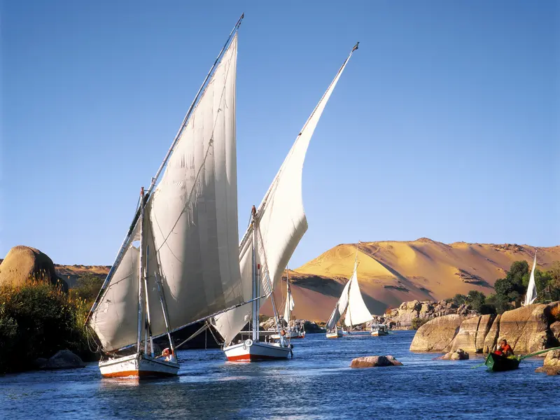 Auf Ihrer individuellen Rundreise durch Ägypten steigen Sie auch selbst einmal in eine Feluke um und segeln auf dem Nil.