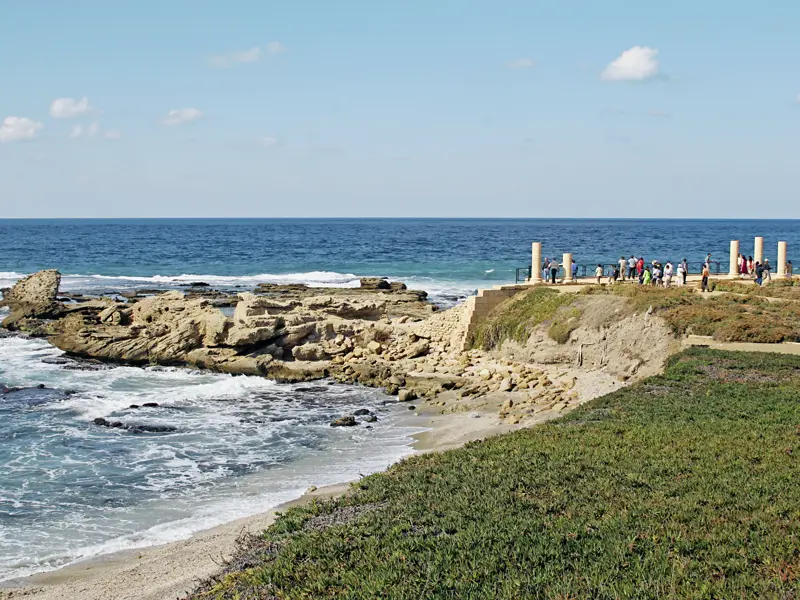 Unterwegs erwartet Sie zwischen den Ruinen der Römerstadt Caesarea eine Zeitreise durch 2000 Jahre Stadtgeschichte. Inklusive: der Wahnsinnsblick aufs Mittelmeer.