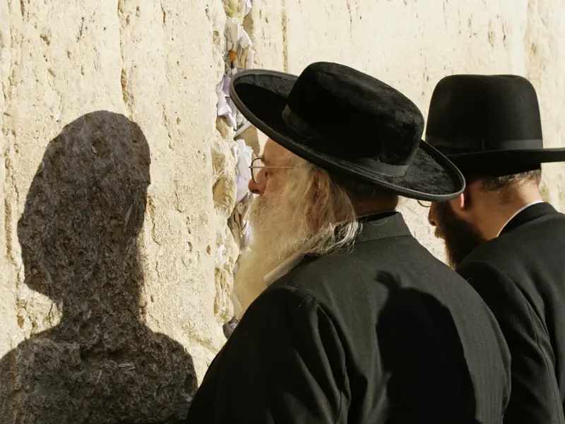 Auf Ihrer individuellen Rundreise durch Israel unterwegs in Jerusalem: Während Sie an der Klagemauer gläubigen Juden begegnen, beten die Muslime nur wenige Schritte weiter auf dem Tempelberg mit dem Felsendom.