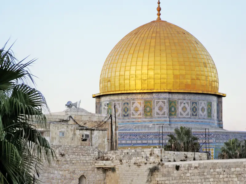 Auf Ihrer individuellen Rundreise durch Israel sehen Sie in Jerusalem über den Mauern der Altstadt den Felsendom mit seiner weithin leuchtenden goldenen Kuppel aufragen.