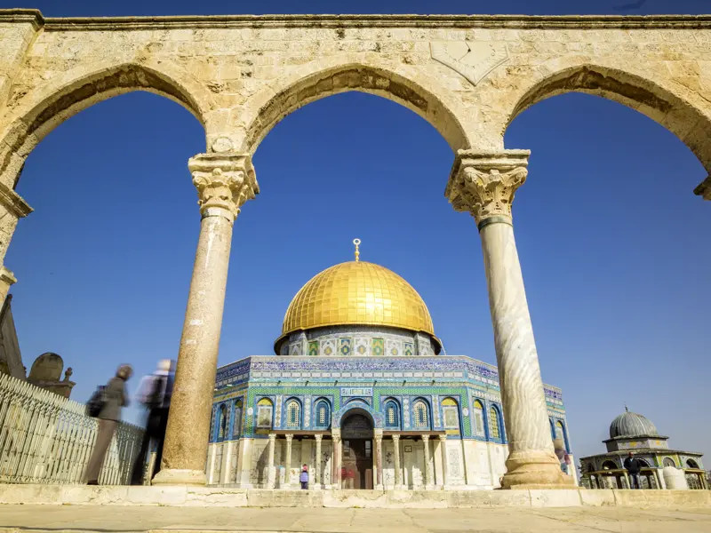 Die goldene Kuppel des Felsendoms auf dem Tempelberg in Jerusalem glitzert im Mittagslicht. Gläubige beten hier und an der Al-Aksa-Moschee; beide besichtigen Sie auf Ihrer individuellen Rundreise durch Israel und Jordanien von außen, wenn es die Sicherheitslage erlaubt.