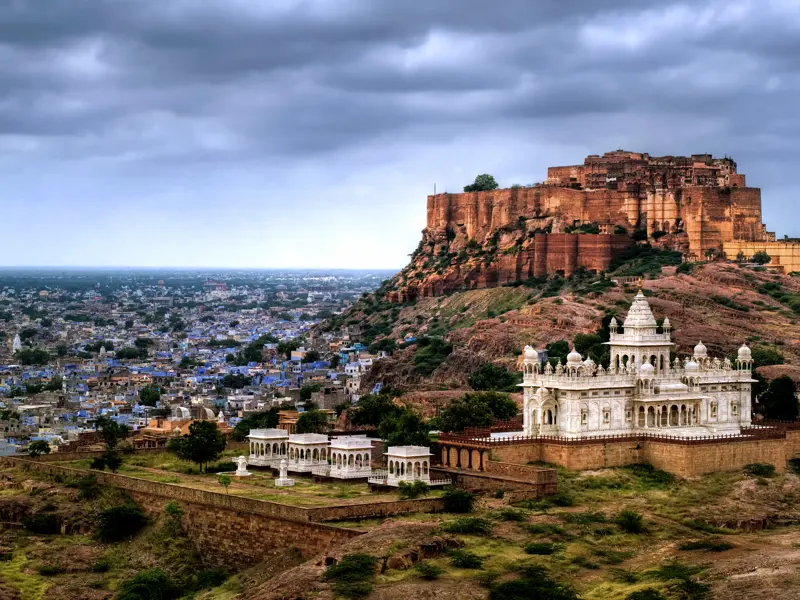 Bei Ihrer individuellen Rundreise durch Rajasthan besichtigen Sie auch Jodhpur mit dem beeindruckenden Mehrangarh Fort. Genießen Sie den Ausblick auf die "blaue Stadt".