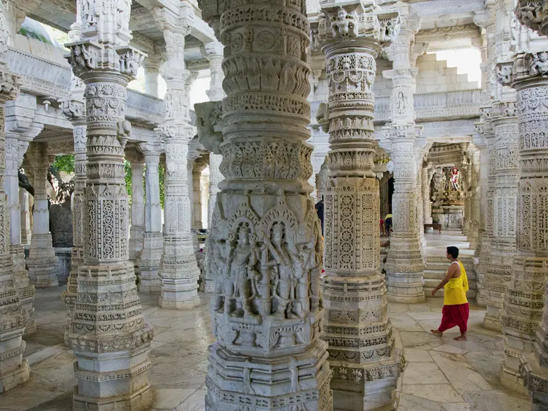 Auf Ihrer individuellen Rundreise durch Rajasthan besuchen Sie den Jainatempel von Ranakpur: Götter, Fabelwesen und Blumenmotive zieren die Marmorsäulen.
