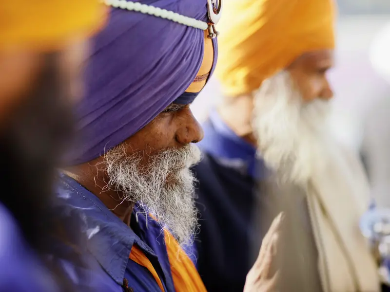 Die Sikhs kommen nicht nur zum Beten in ihren Tempel, sondern auch zum Essen - in der Gemeindeküche warten sie auf Brot oder eine Schale Reis. Sie dürfen bei der Brotzubereitung helfen!